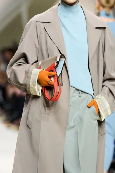 Look 19
